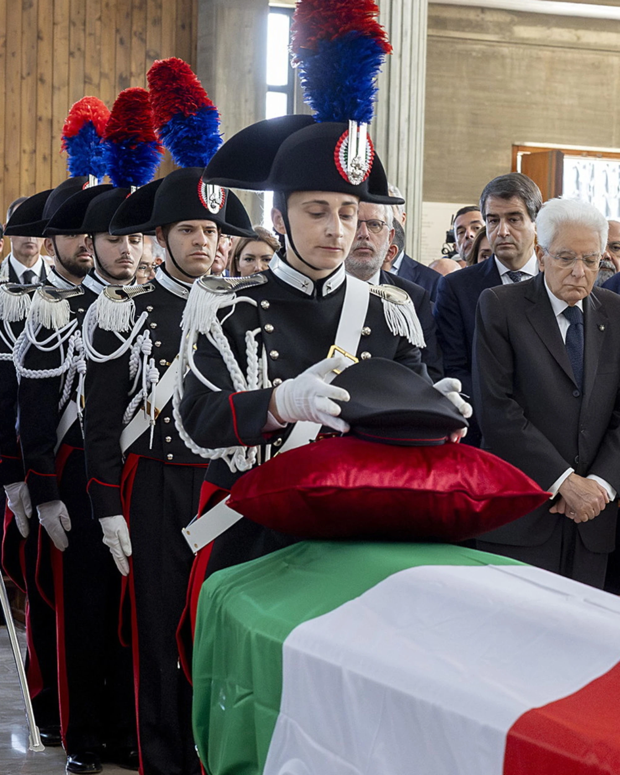 Carlo Legrottaglie, i funerali del carabiniere. Sciacalli a sinistra: "Se a sparare..."