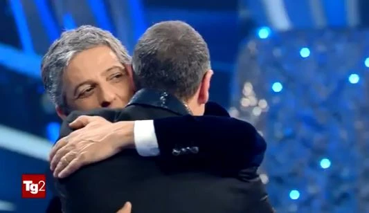 Amadeus in lacrime alla fine di Sanremo, cosa gli ha detto Fiorello all'orecchio: video inedito sul Tg2