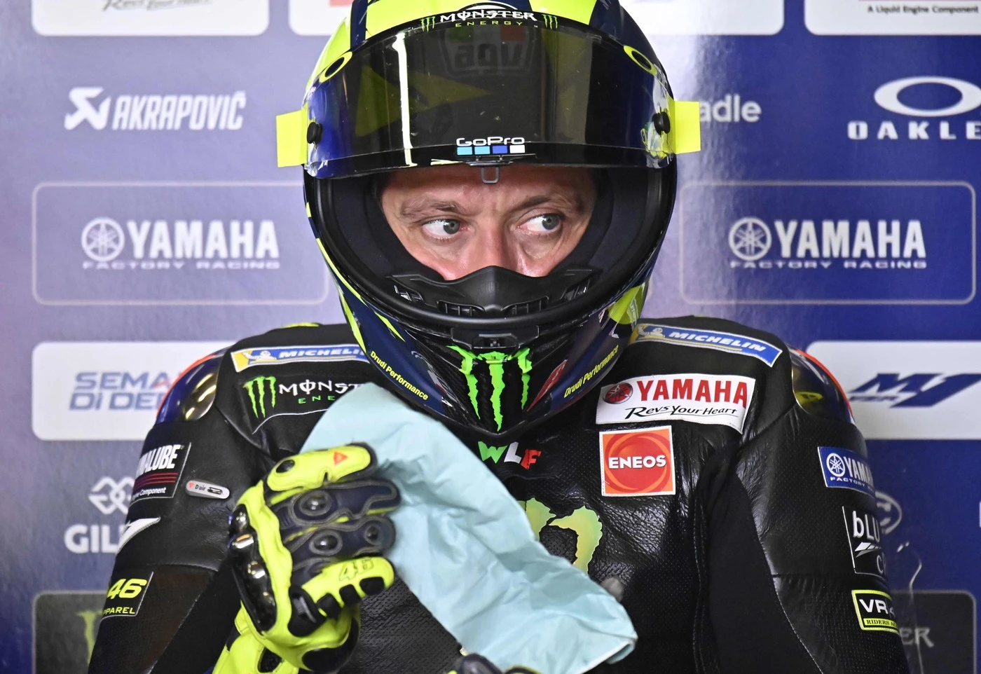 Valentino Rossi "licenziato" dalla Yamaha. "Chi non più competitivo". Le parole brutali del manager sull'addio