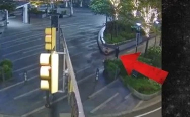L'uomo mascherato da "Bambola assassina" semina il panico in città: "Sei pronta a morire?"
