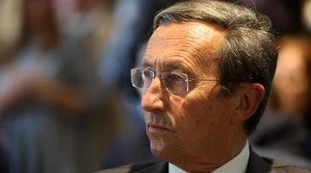 Gianfranco Fini affondato da Aldo Grasso: "All'asilo funziona così"