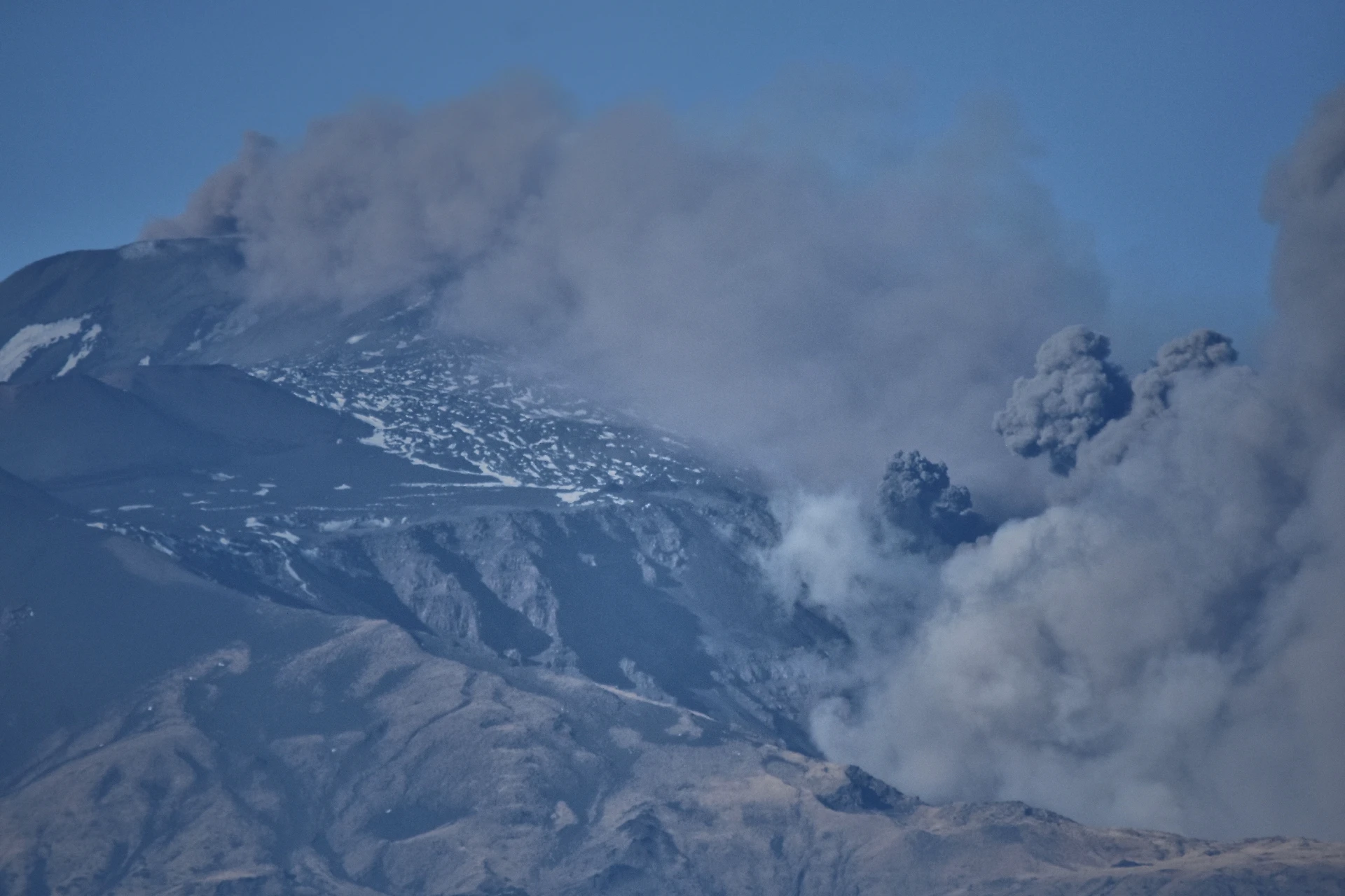 Etna, terremoto di magnitudo 4,9 nella notte: crolli e feriti, l'incubo dello sciame sismico