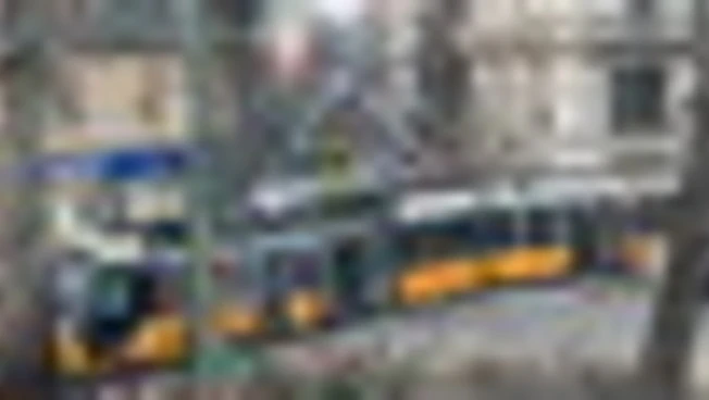 Milano, tram deraglia contro negozio: 1 morto e 38 feriti (uno grave)