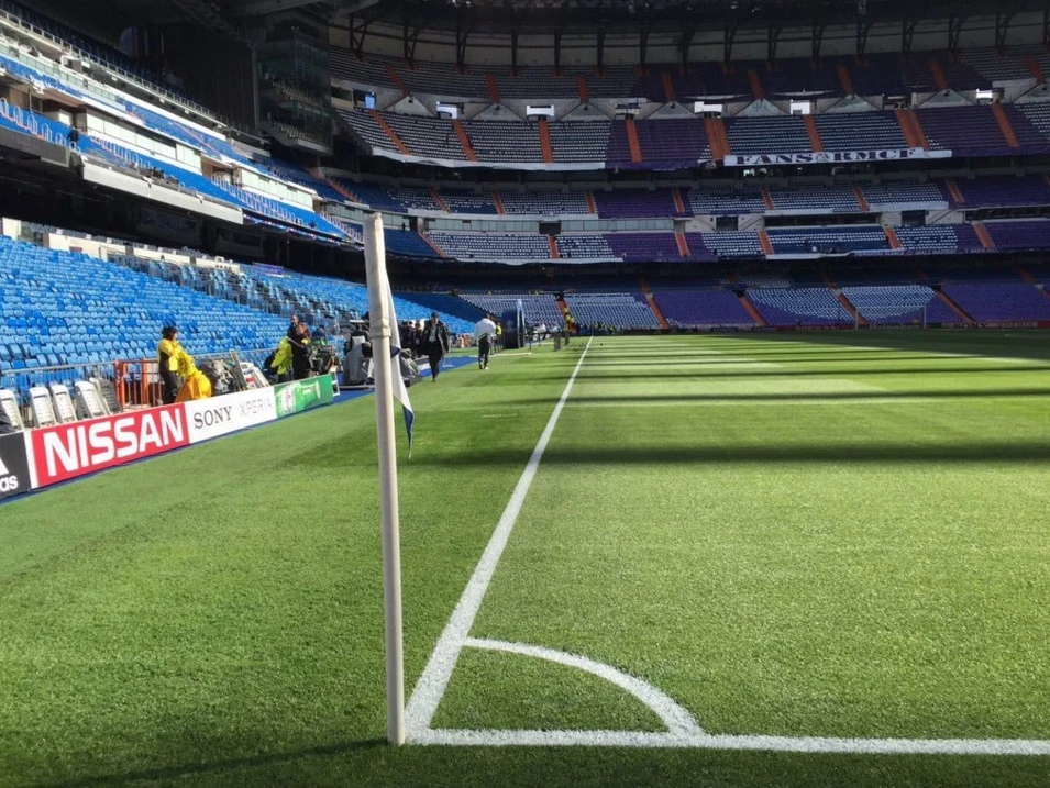 Real truffa: a poche ore dalla partita di Champions, ecco come hanno ridotto il campo del Santiago Bernabeu / Guarda