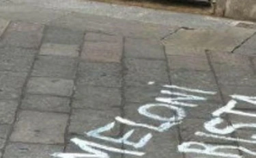 Torino, scritte-choc contro Giorgia Meloni. FdI: "La città ostaggio dei centri sociali"
