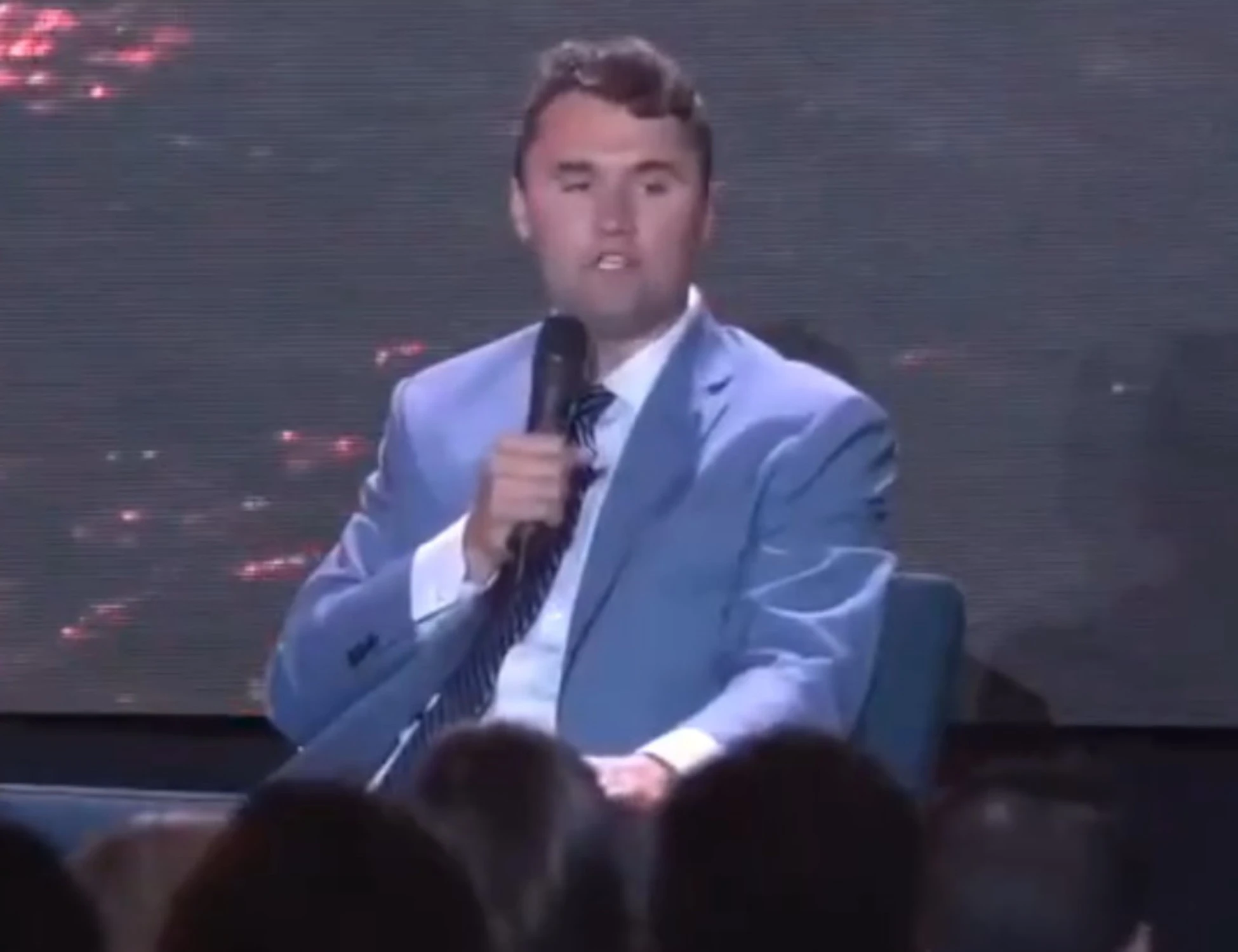 Omicidio Kirk, trovato il fucile nel bosco. Le scritte sulle pallottole. È caccia all'uomo