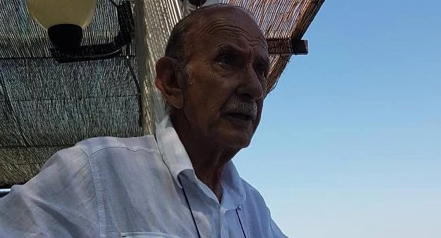 Primarie Pd, buffonata di Vittorio Di Battista: "Ho votato tre volte". Ma è una farsa: come si suicida