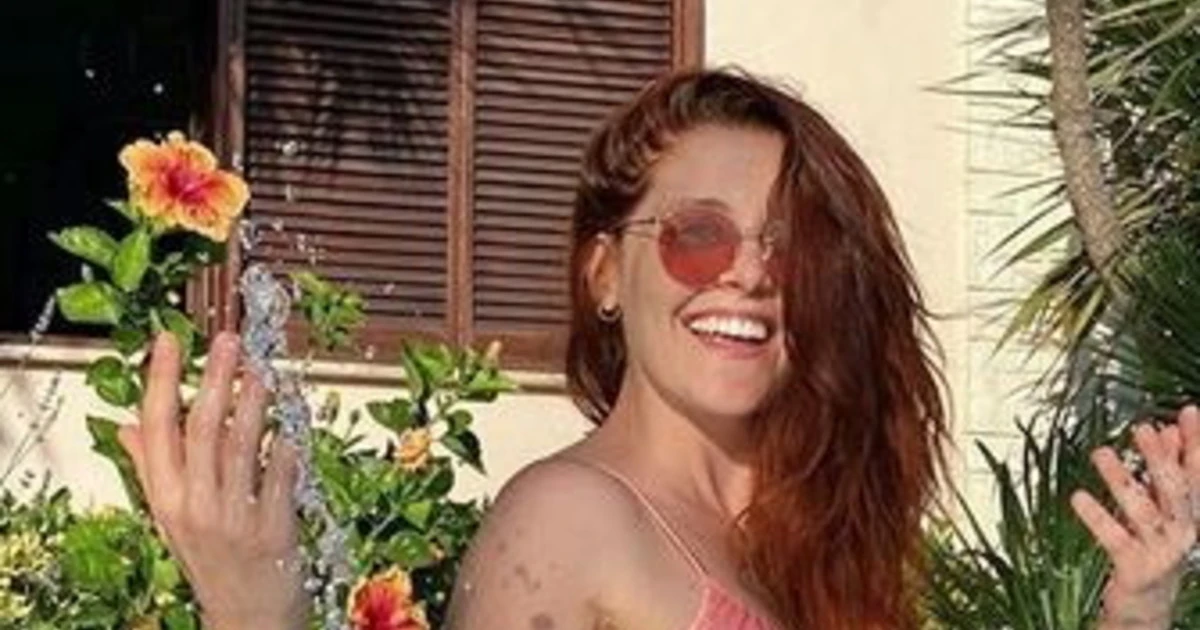Noemi, che sorpresa: in piscina, bikini rosa per Ferragosto con vista sul Lato B