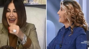 L'Aria che tira, Daniela Santanchè fruga nella borsetta? Myrta Merlino la infilza: "Lo tiri fuori", gelo in studio