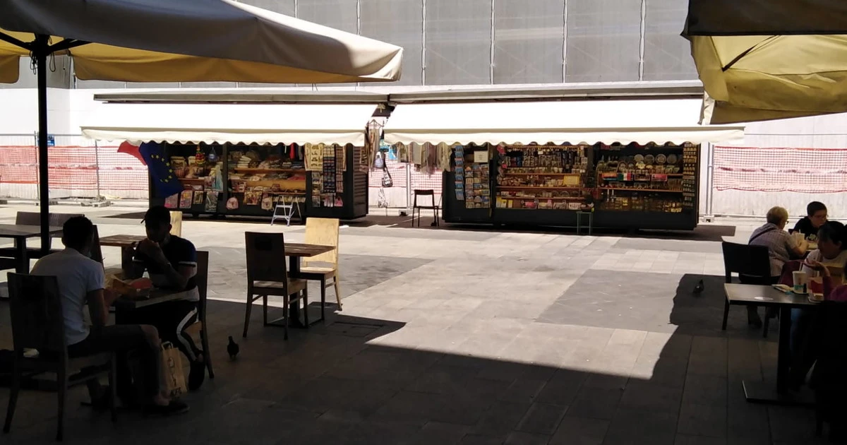 Milano, il chiosco di via Mercanti si arrende: "Risse e degrado, troppa paura. Non riapro più"