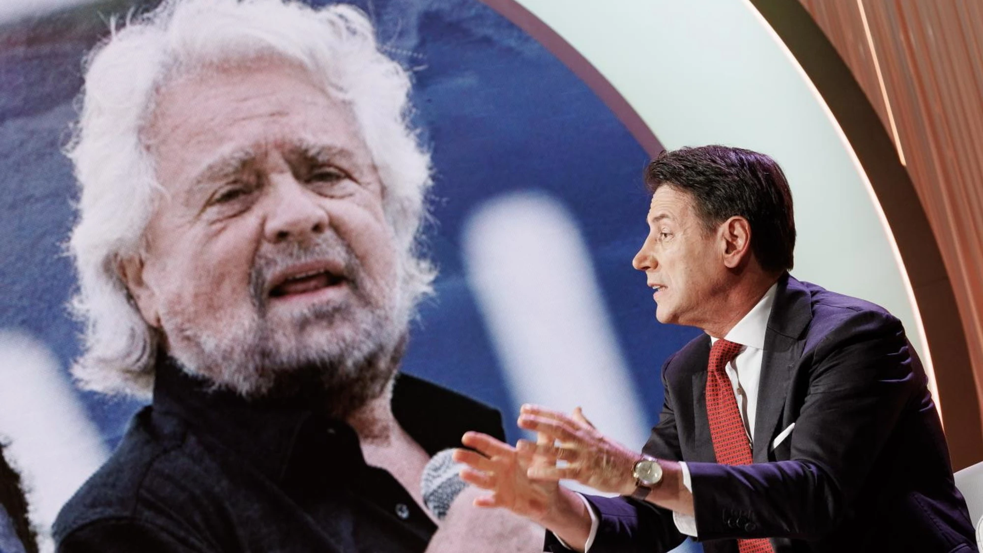 Beppe Grillo contro Conte: secondo voi chi vincerà?