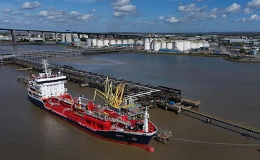 Iran, la giornata di guerra. Hormuz, Cina minaccia Usa: "Mossa pericolosa e irresponsabile"