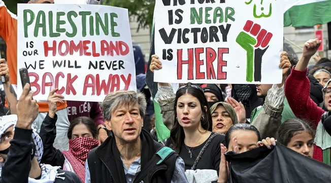 Valditara, la denuncia: "A scuola esultano per il massacro di Hamas, in galera"