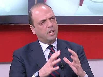 Governo, Alfano avverte: "Senza impegno pieno del Pd noi non ci stiamo"