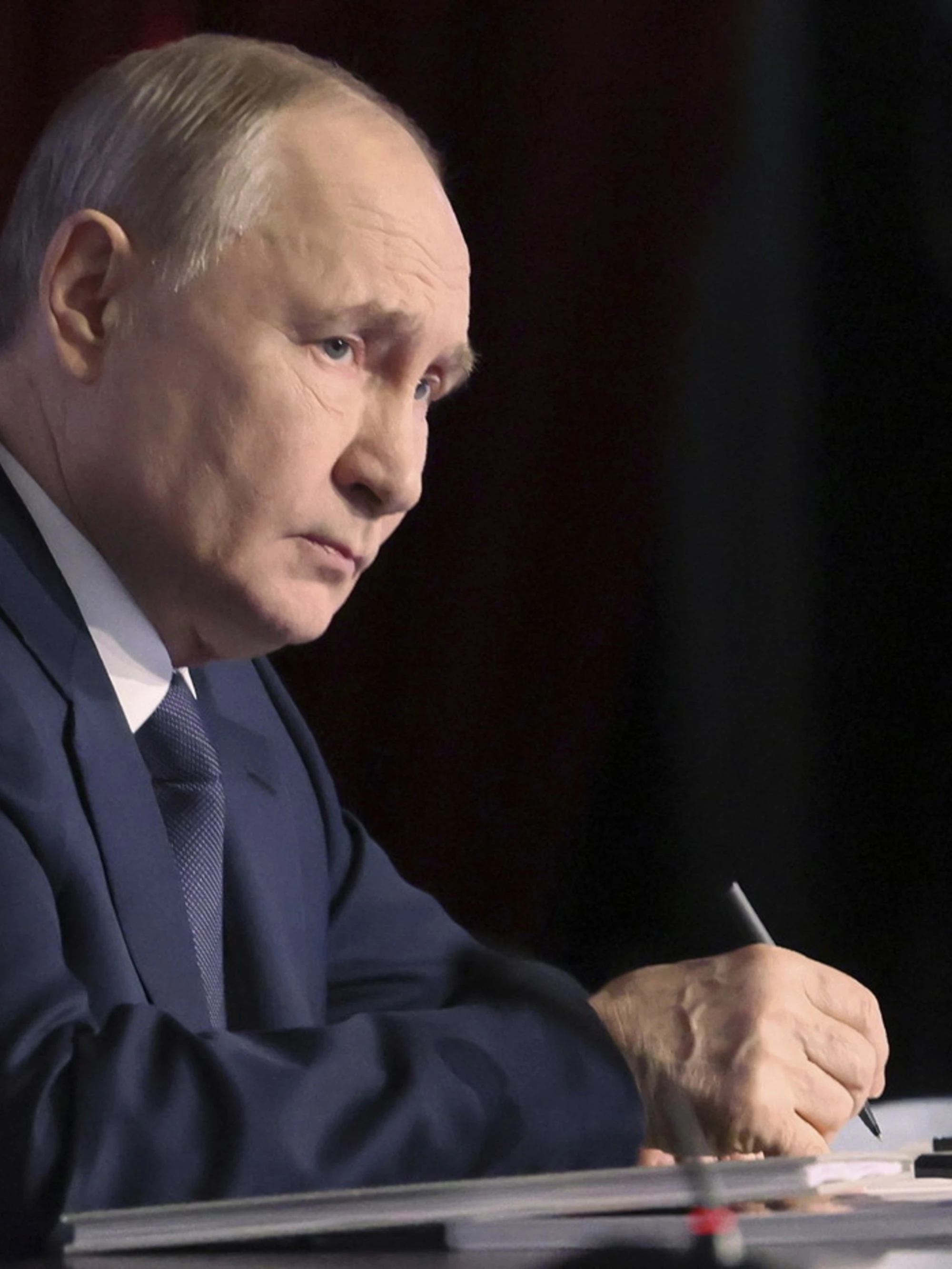 Vladimir Putin, dentro all'uovo pessime sorprese per Kiev