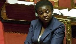 Kyenge: Abolire il reato di immigrazione clandestina. Pdl in rivolta: Biancofiore cacciata per molto meno