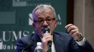 Roberto Maroni lascia il Besta di Milano dopo l'intervento chirurgico alla testa