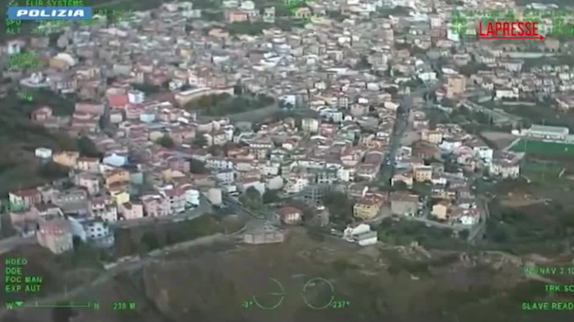 Nuoro, la polizia sequestra armi, dinamite e droga a 8 soggetti: le immagini dell'operazione