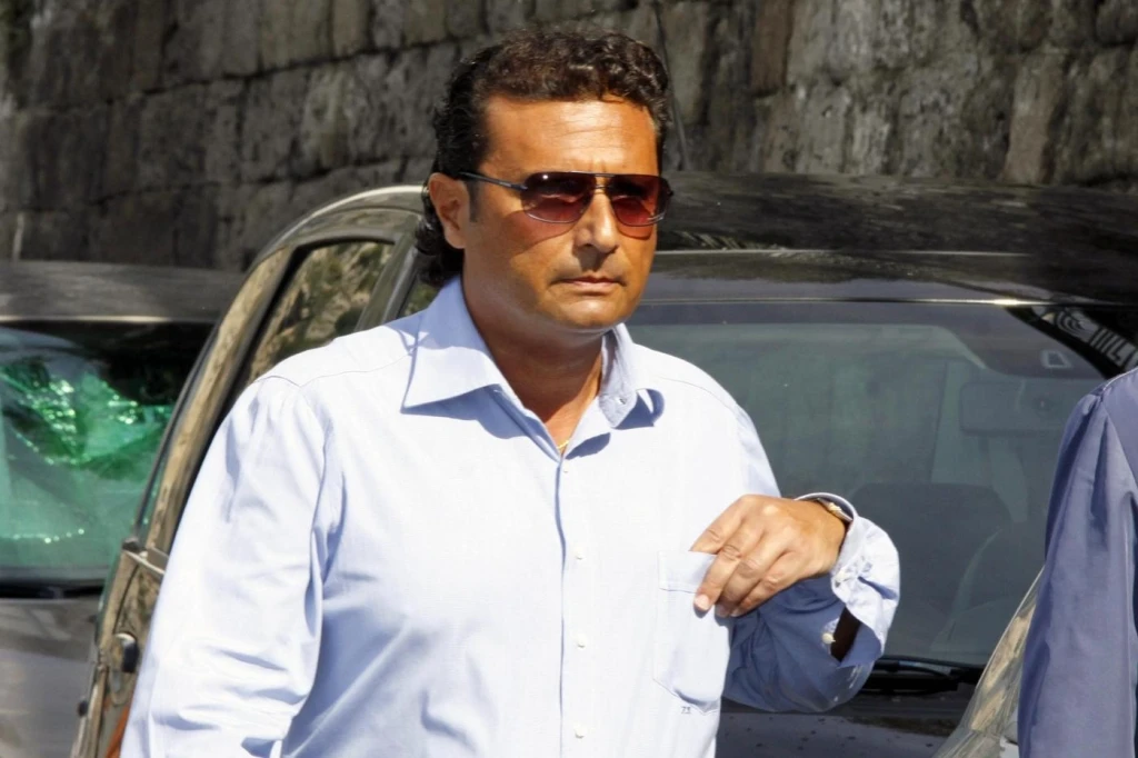 Schettino, il paroliere di Julio Iglesias scrive una canzone per lui