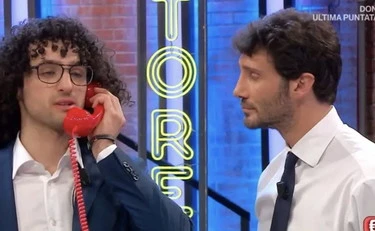 Affari Tuoi, Nicola sbertucciato dopo la telefonata: "Che ci va a fare..."
