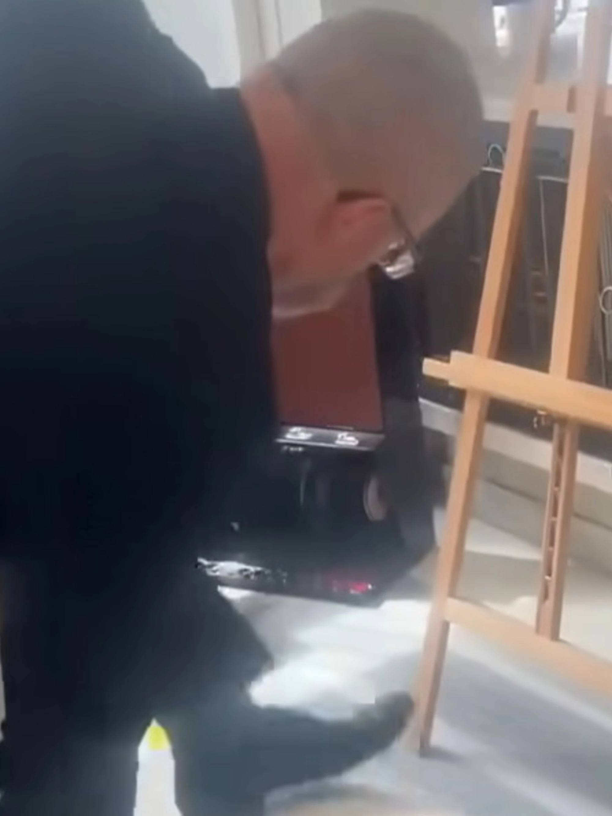 Grzegorz Braun, eurodeputato polacco vandalizza mostra Lgbt