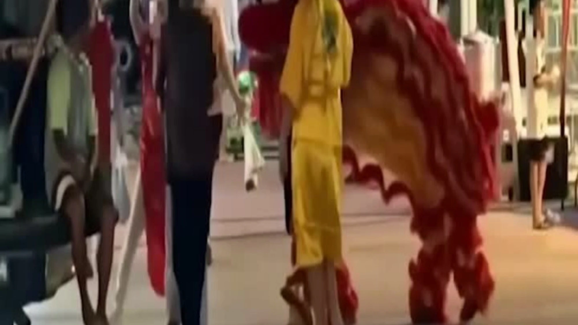 Thailandia, la polizia arresta un sospettato travestita da leone del Capodanno lunare