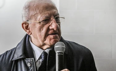 De Luca candidato, il Pd non presenza il simbolo: il campo largo esplode in mano alla Schlein