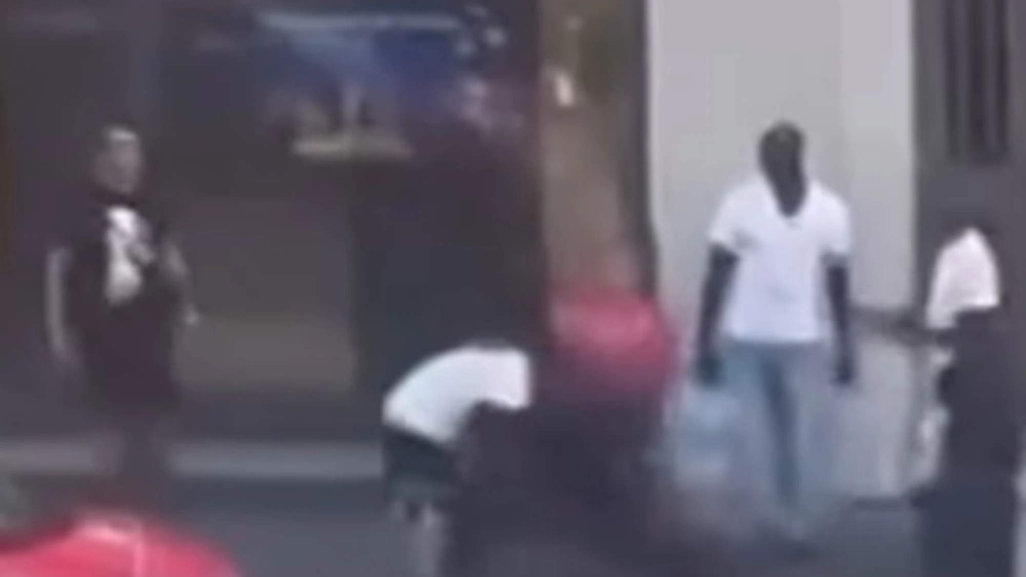 Firenze, rissa tra immigrati davanti al supermercato: scatta la rivolta della gente