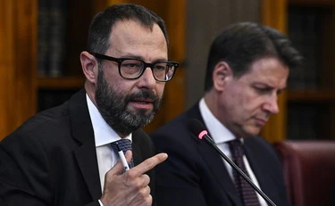 Giuseppe Conte, non solo mascherine farlocche: esplode il caso dei giocattoli sospetti