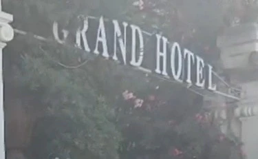 Riccione, clamoroso: "Tutti via subito". Ospiti cacciati, la Gdf chiude il Grand Hotel