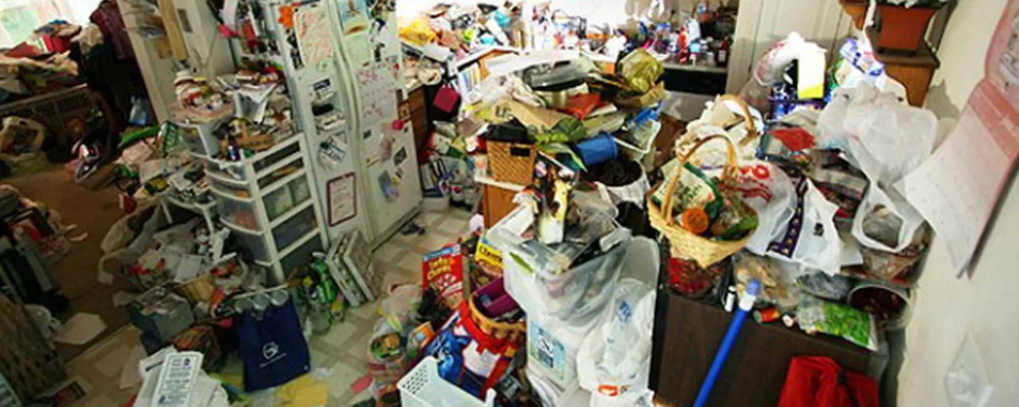 Seppellita da pacchi e oggetti: la morte atroce di una 57enne