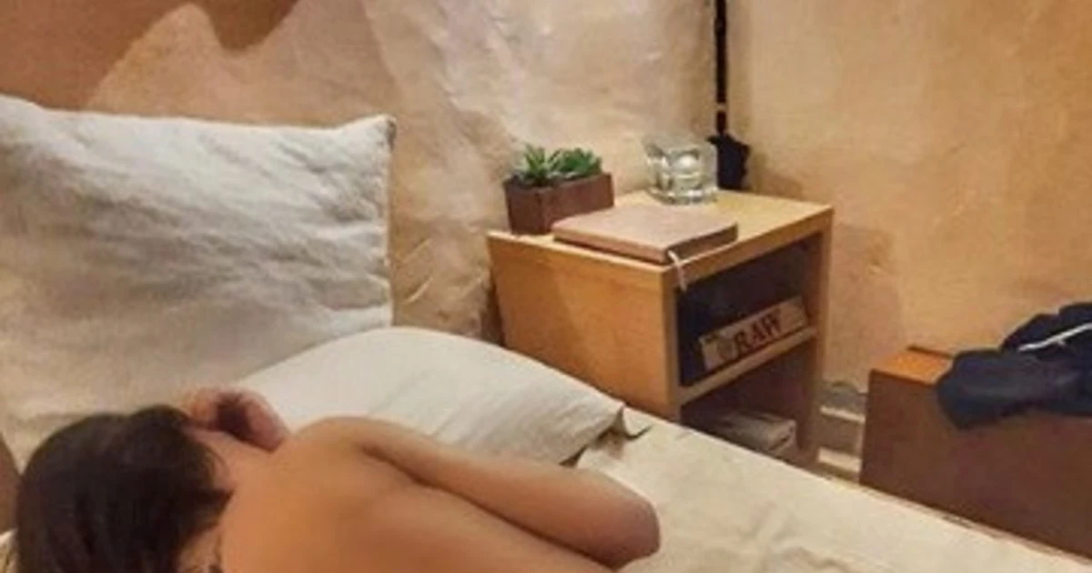 Naike Rivelli senza veli sul letto: il fidanzato le tocca il lato B, una foto da censura