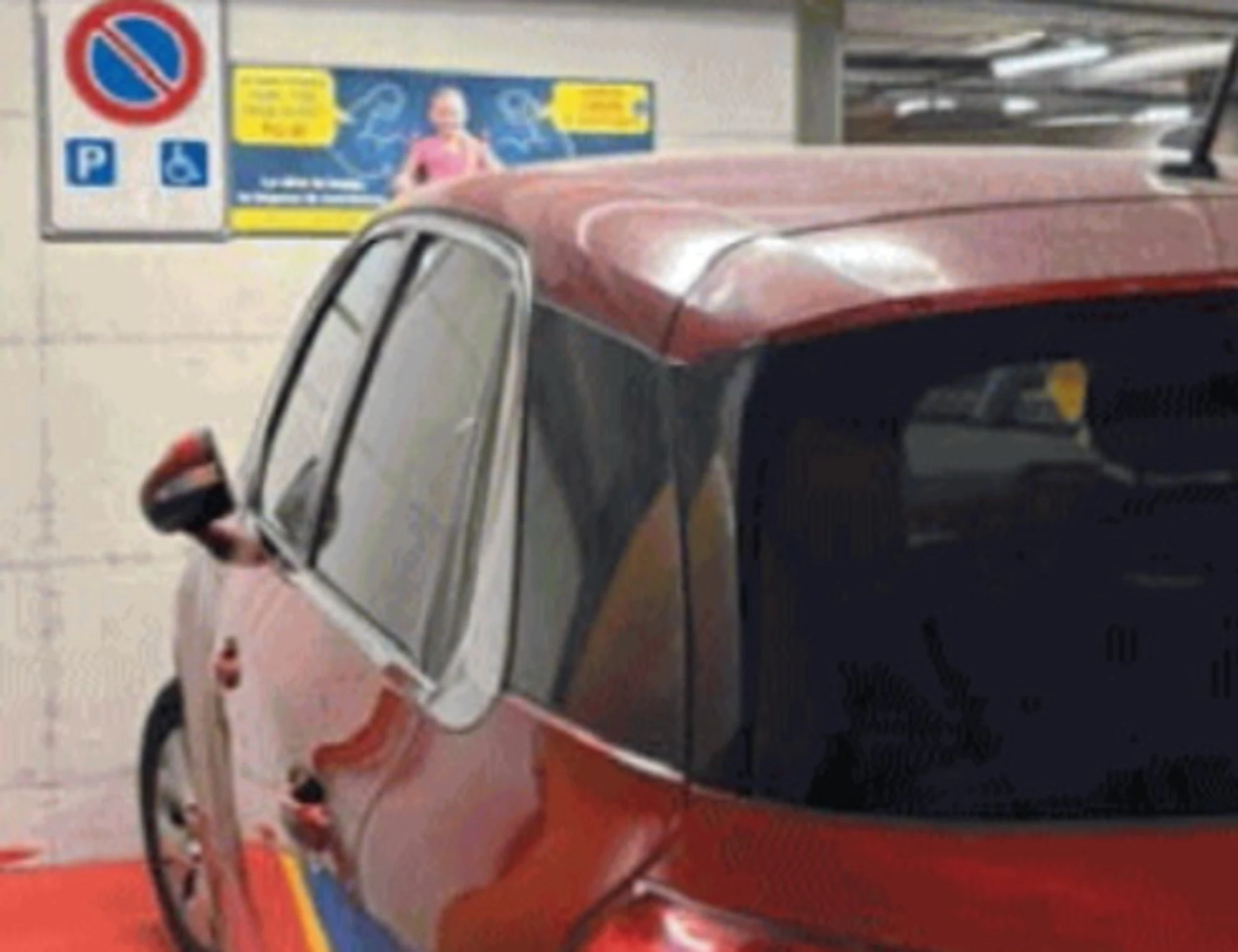 Torino, il consigliere Pd parcheggia l'auto nel posto per disabili