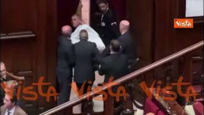 Referendum, la protesta di Magi vestito da fantasma in Aula. Espulso e portato via di peso