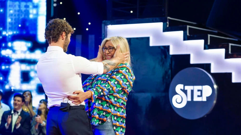 Stasera tutto è possibile, De Martino batte anche Report: ascolti record. Il gesto di Mara Venier: sfottò?