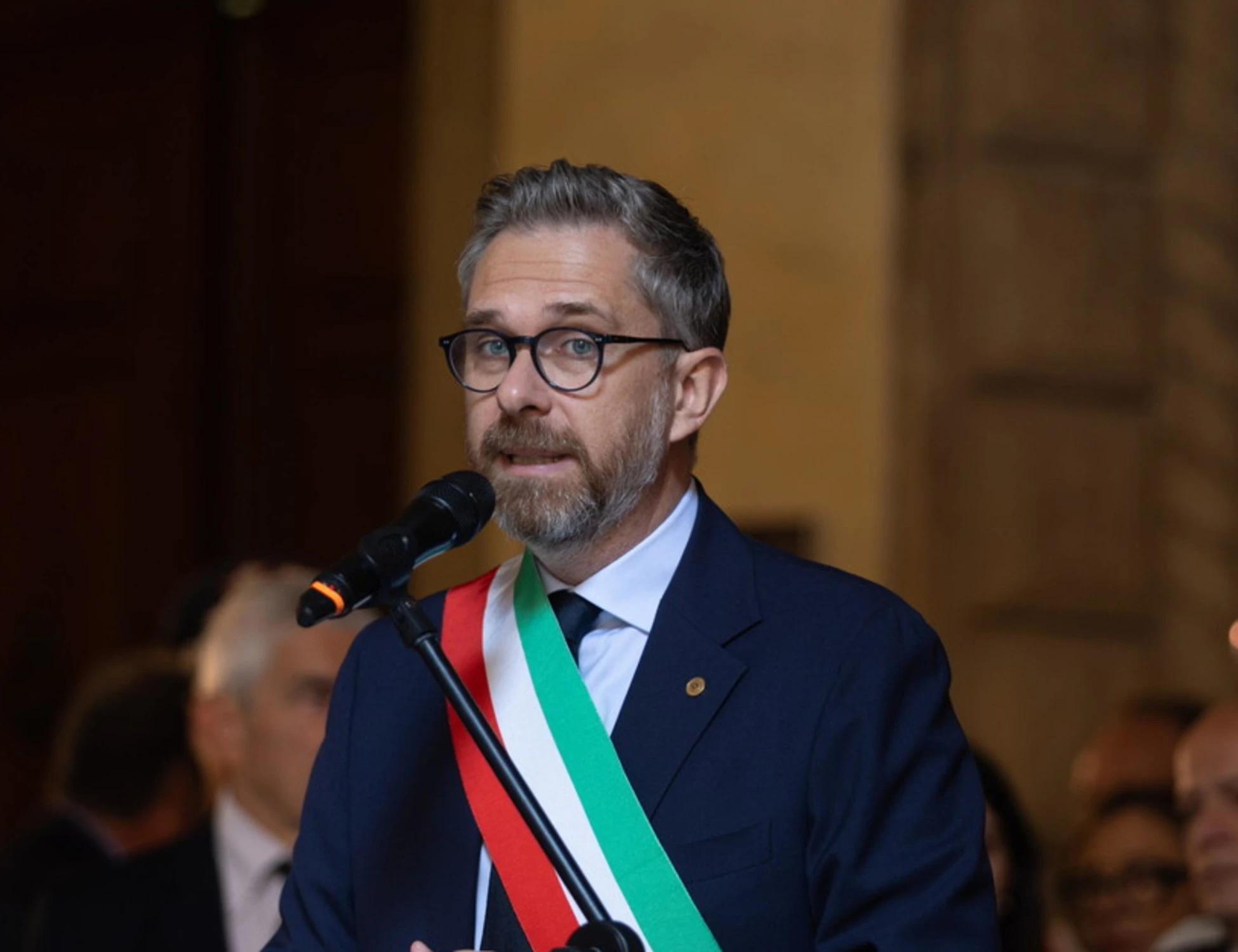 Bologna, il Pd regala pipe per crac ma si scandalizza per i pusher: partito allo sbando