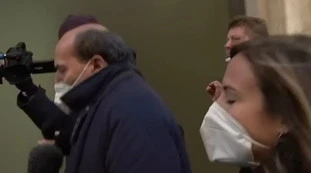 L'aria che tira, "Fategli i complimenti". Pier Luigi Bersani fugge e non risponde, grosso imbarazzo dalla Merlino
