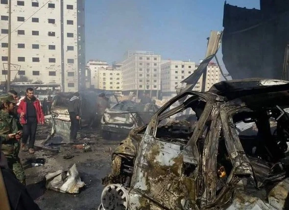 Siria, tre attentati Isis a Damasco contro santuario sciita: decine di morti, almeno 100 feriti