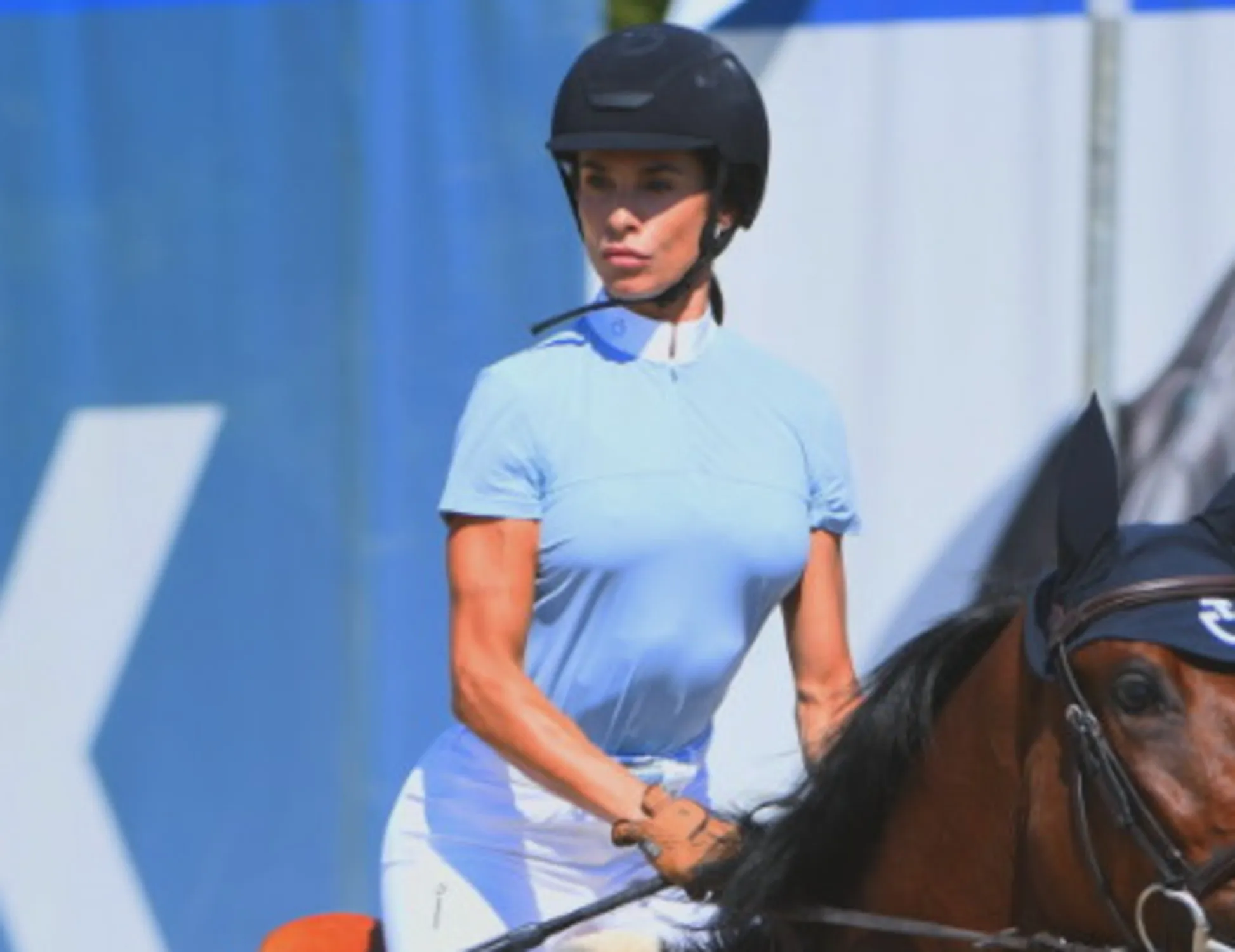 Elisabetta Canalis, estate bollente: dopo questa foto piovono insulti