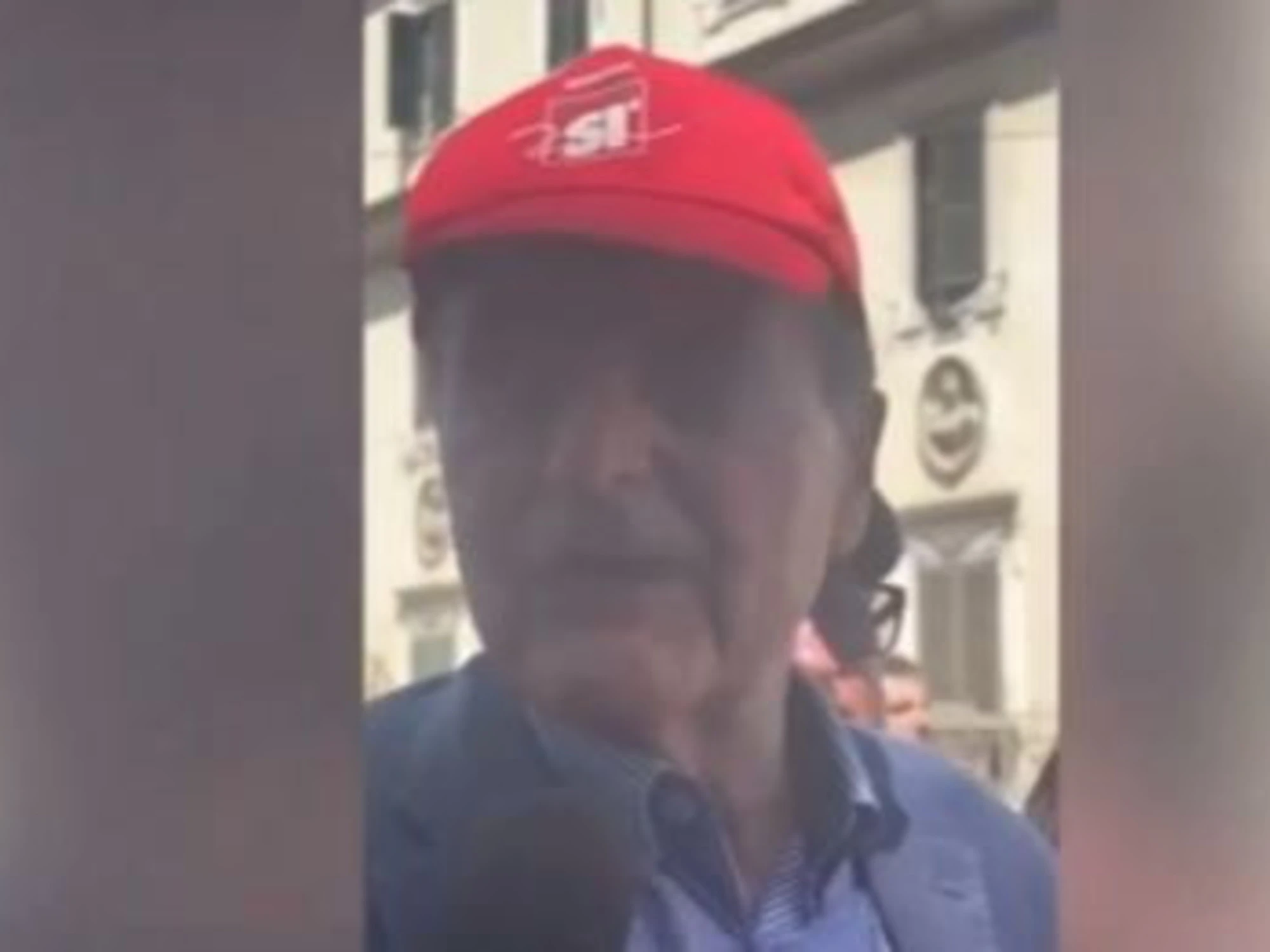 Pier Luigi Bersani e il cappellino per il "Sì": scoppia la polemica