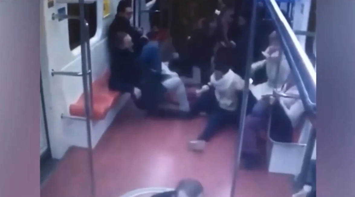 Metro di Milano, la frenata improvvisa scaraventa i passeggeri: il video con le immagini sconvolgenti