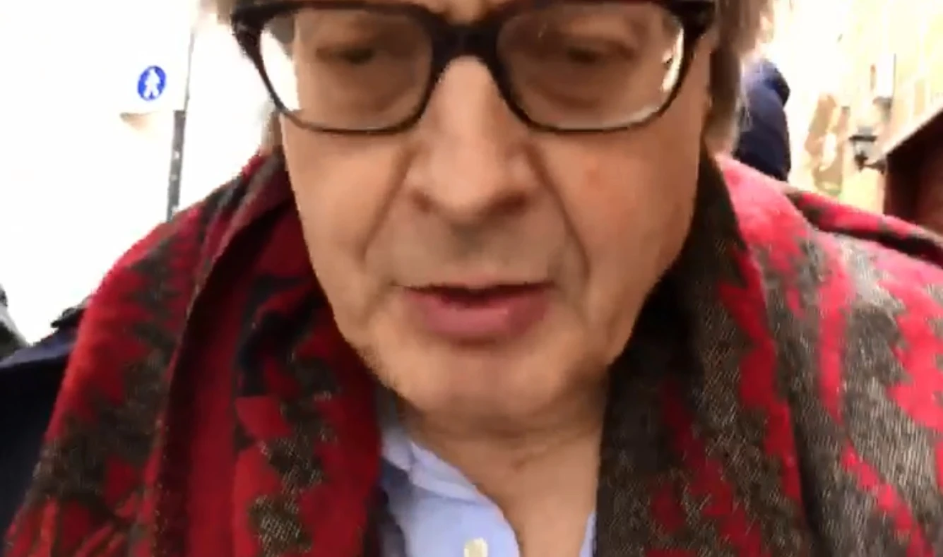 Vittorio Sgarbi massacra Luigi Di Maio e il M5s: "Per difendermi dalle punture dei coglioni..."