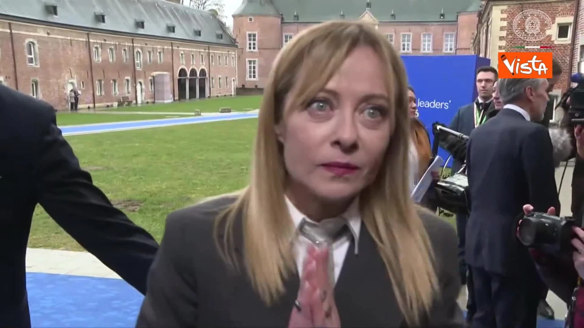 Meloni, fuorionda prima dell'incontro tra i leader Ue in Belgio: “Sto congelando”