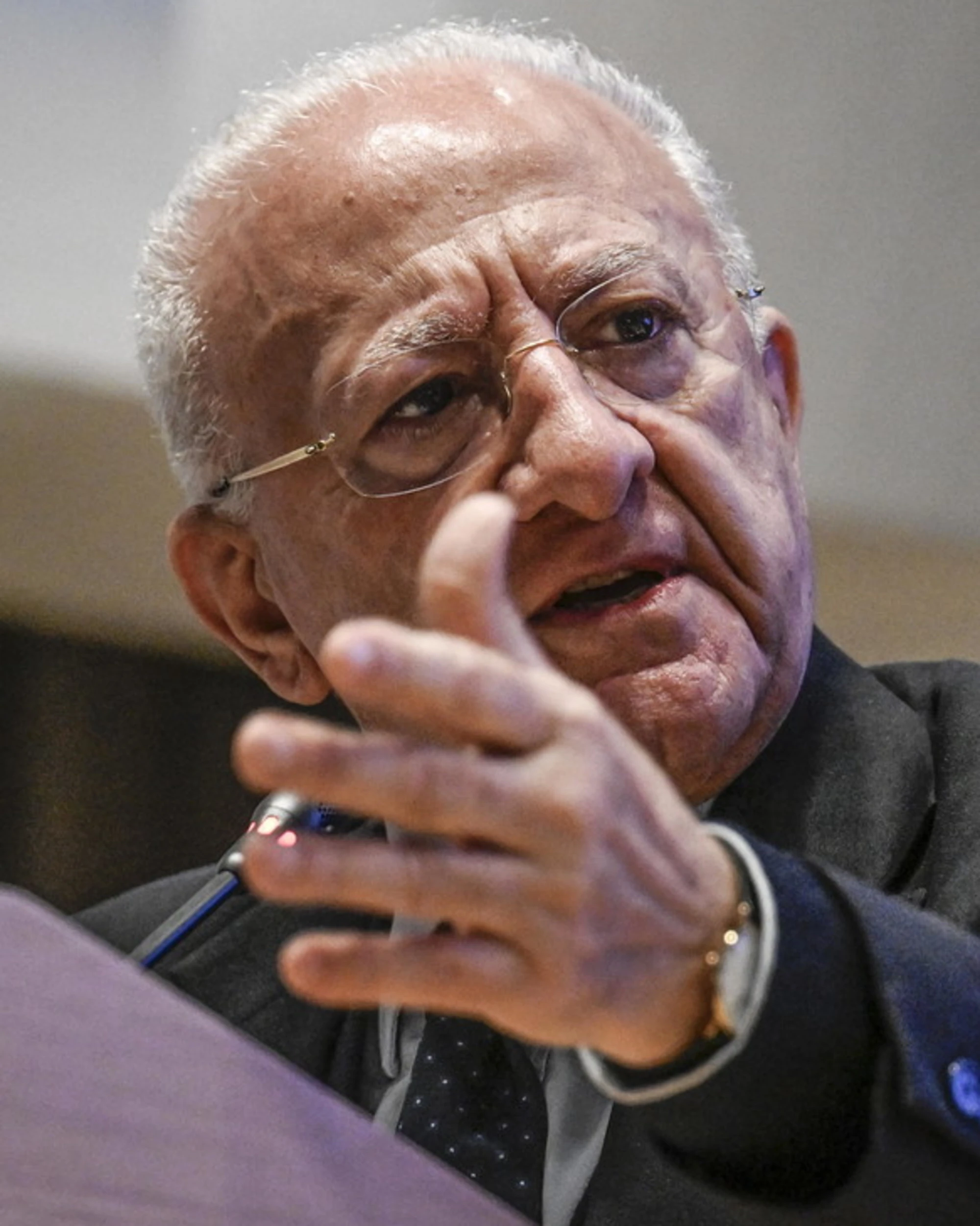 Vincenzo De Luca, lo sfogo clamoroso: "Devono spararmi in fronte"