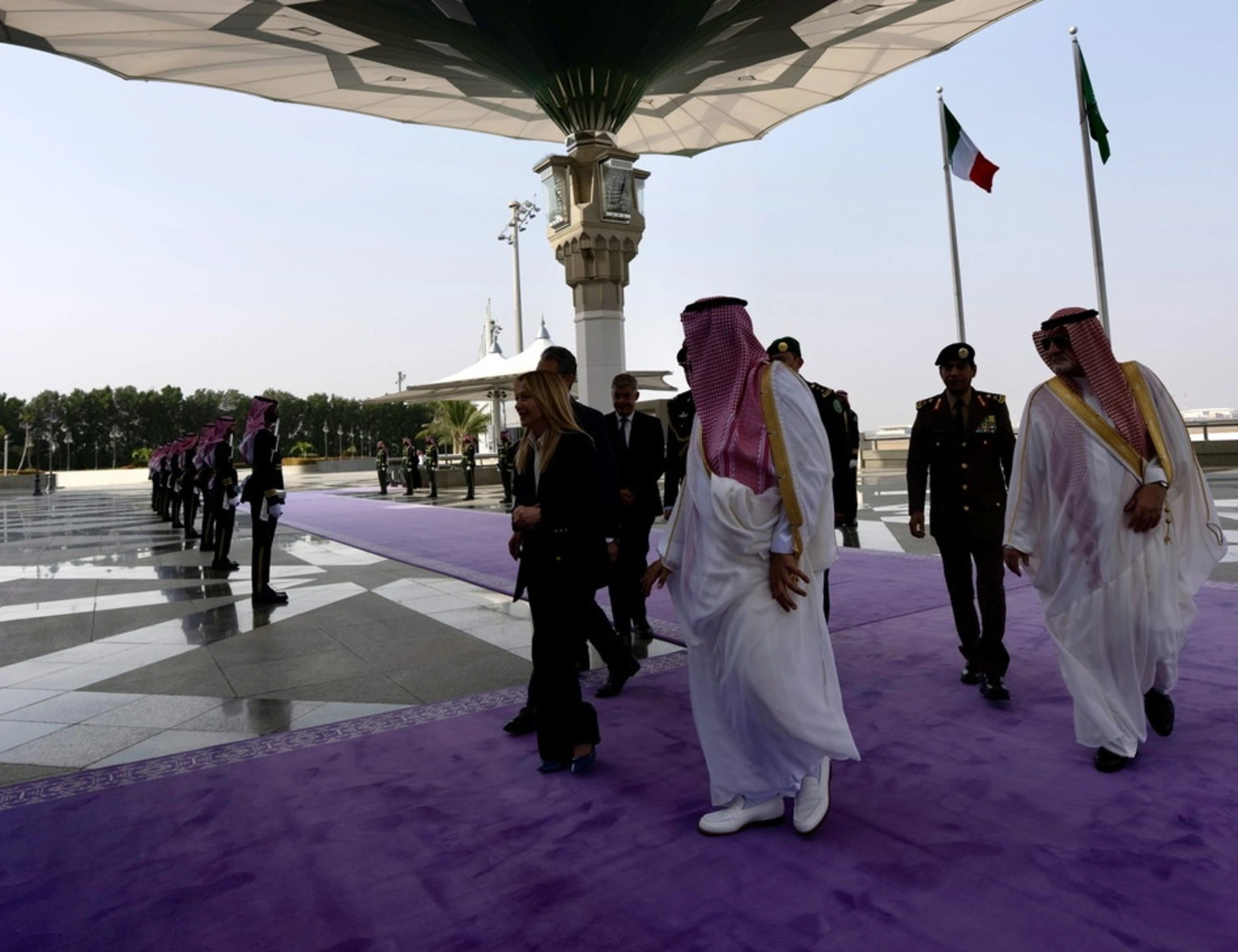 Meloni in Arabia, "ha fatto bene. Appoggiamola": chi applaude a sinistra