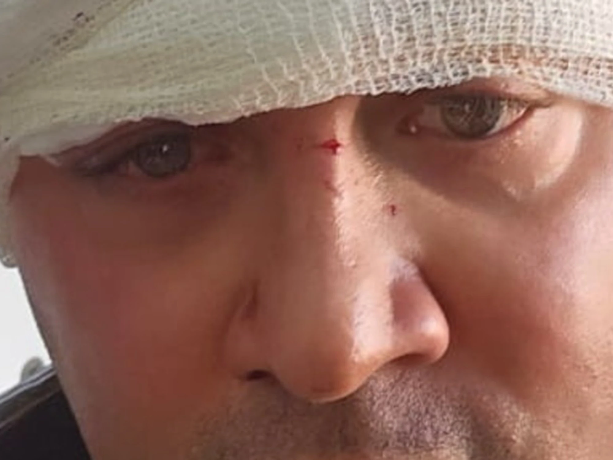 Firenze, capogruppo della Lega aggredito da un immigrato: pugni e insulti