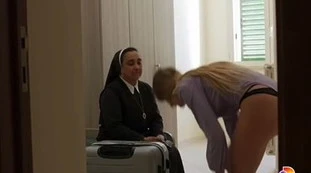 Nanda si spoglia nuda davanti a Suor Carolina: "Ti mostro le tet***e", senza censura