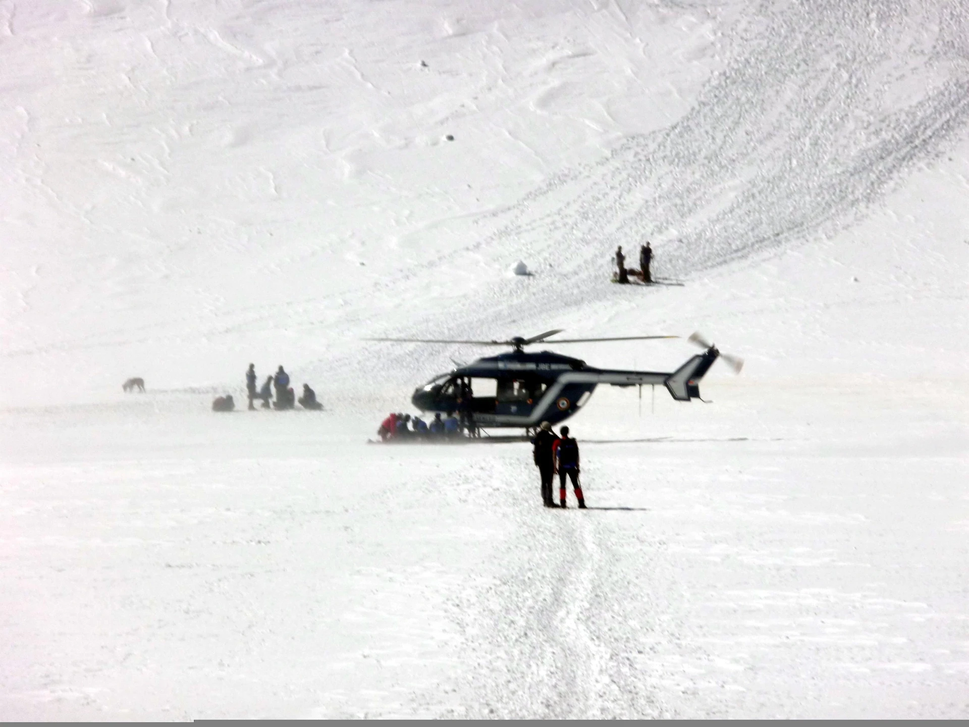 Valanga in Trentino, travolto un gruppo di quattro scialpinisti: un morto e un ferito grave