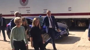 Meloni e Von der Leyen a Lampedusa, la contestazione: "Io ci metto la faccia"