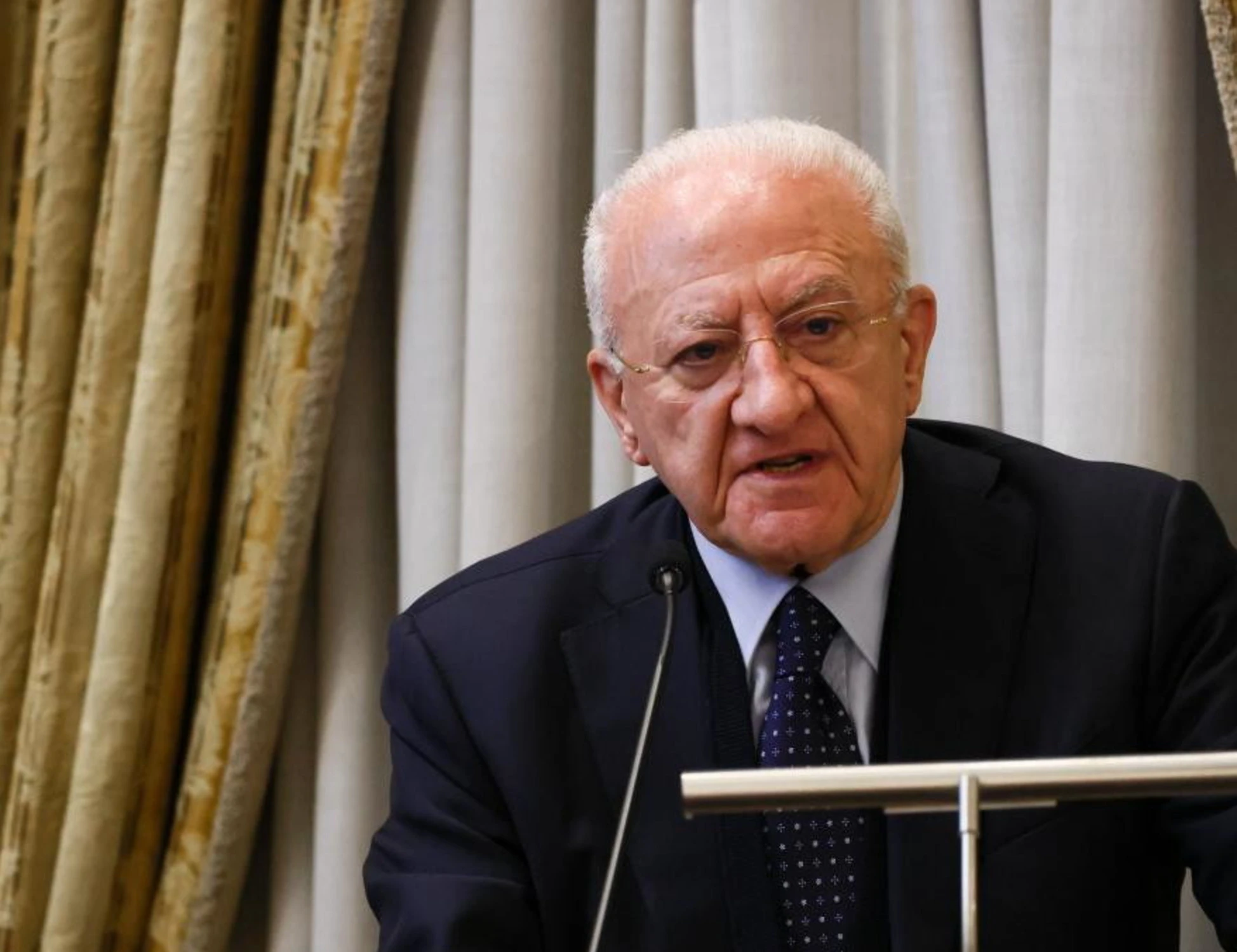 Vincenzo De Luca contro il reddito di cittadinanza sostenuto da Fico: "Porcherie"